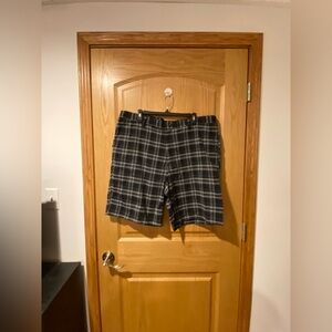 IZOD Preform X Golf Men’s Size 40 Black & White & Grey Plaid Golf Shorts